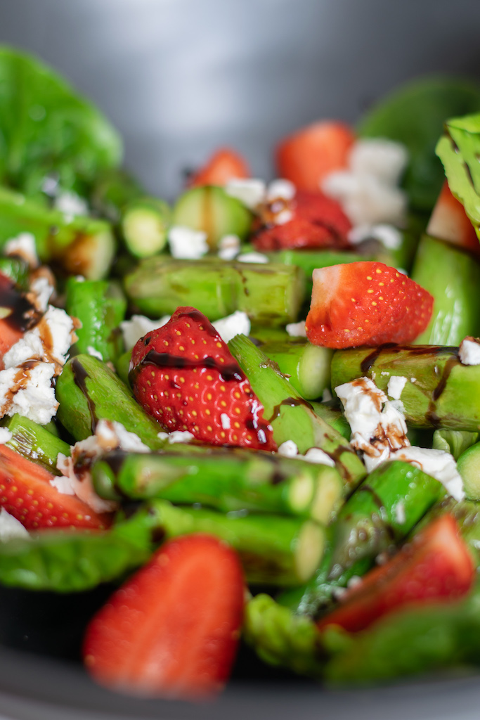 Warmer Spargelsalat mit Erdbeeren und Feta