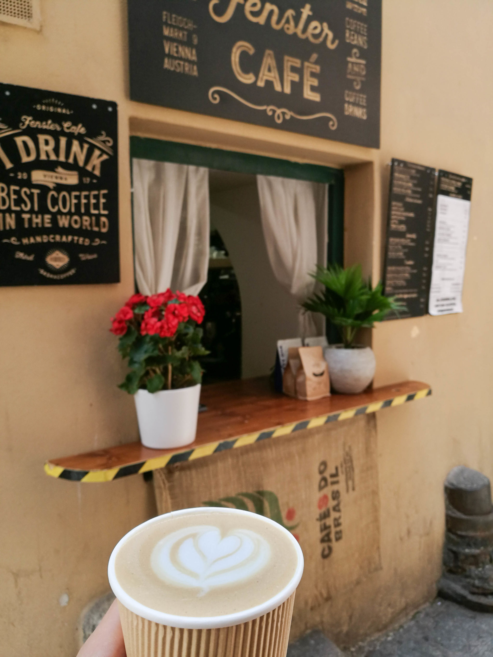 Willkommen im kleinsten Café Wiens – das Fenstercafé